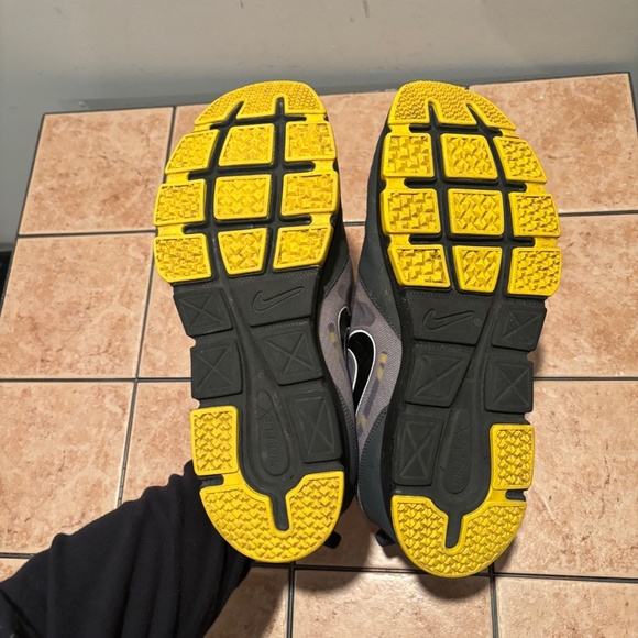 Nike Men's Velocitrainer Sneakers Gray Black Yellow Size 13 - Picture 6 of 9
